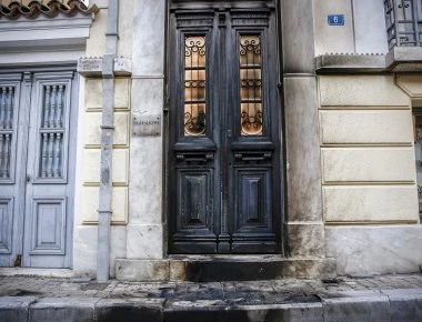 Καρέ-καρέ η επίθεση με γκαζάκια στην επιχείρηση της Μαρέβας Μητσοτάκη